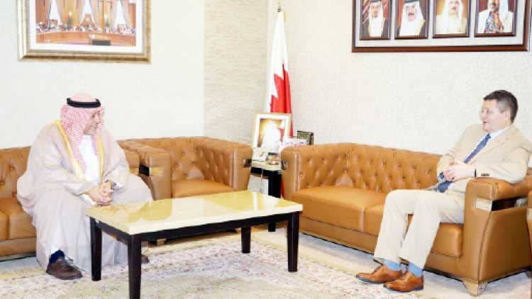 മ​ന്ത്രി ശൈ​ഖ് ഖാ​ലി​ദ് ബി​ന്‍ അ​ലി ബ്രി​ട്ടീ​ഷ് അം​ബാ​സ​ഡ​റു​മാ​യി കൂ​ടി​ക്കാ​ഴ്​​ച ന​ട​ത്തി