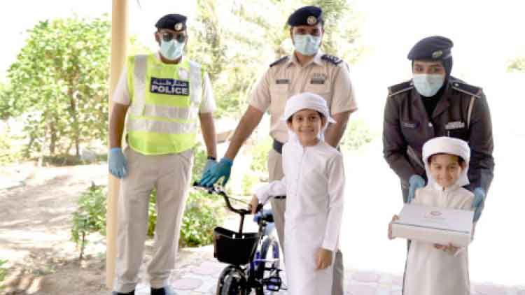 കോ​വി​ഡ് പോ​രാ​ളി​ക​ളു​ടെ മ​ക്ക​ൾ​ക്ക്​ സ​മ്മാ​ന​വു​മാ​യി അ​ബൂ​ദ​ബി പൊ​ലീ​സ്