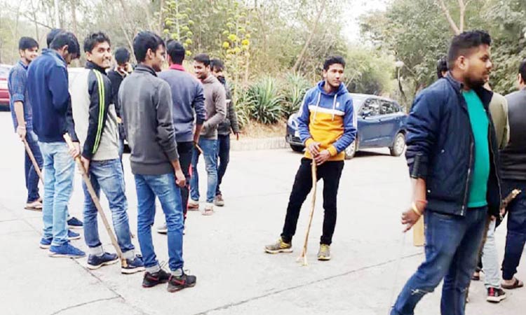 വ​ടി​യും ആ​സി​ഡു​മാ​യി എത്താൻ പ്ര​വ​ർ​ത്ത​ക​രോ​ട്​ പ​റ​ഞ്ഞു​വെ​ന്ന്​  എ.​ബി.​വി.​പി നേ​താ​വ്​