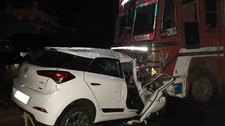 വടകരയിൽ കാറും ലോറിയും കൂട്ടിയിടിച്ച്​ മൂന്നു മരണം