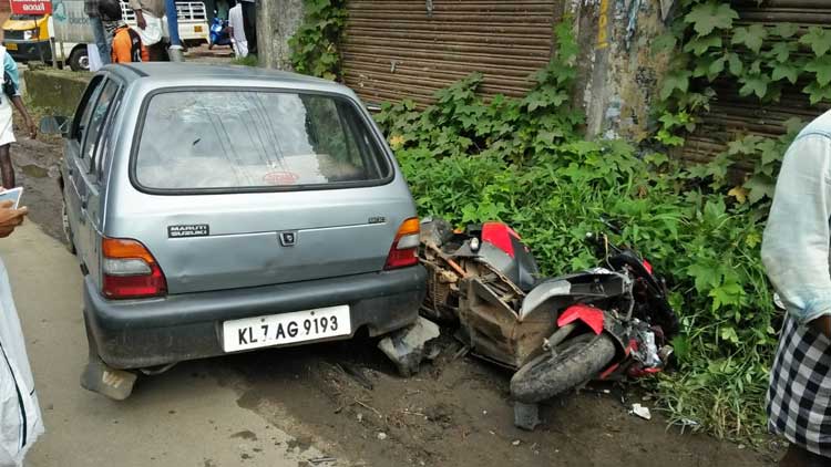 റാന്നിയിൽ കാറും ബൈക്കും കൂട്ടിയിടിച്ച് രണ്ട് യുവാക്കൾക്ക് പരിക്ക്​