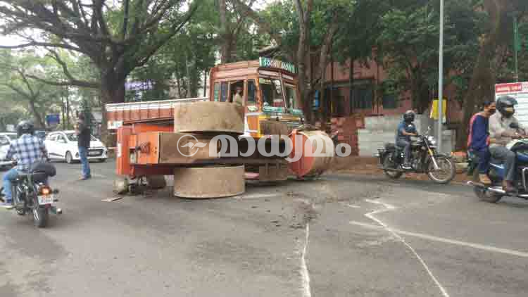 ദേ​ശീയപാതയിൽ റോഡ്​റോളർ മറിഞ്ഞു; ഒഴിവായത്​ വൻദുരന്തം -വിഡിയോ