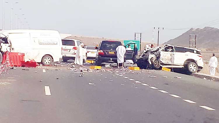 വാഹനാപകടത്തിൽ മൂന്നുപേർ മരിച്ചു അ​ൽ ക്വാ​ബി​ൽ വി​ലാ​യ​ത്തി​ലാ​ണ്​ അ​പ​ക​ടം