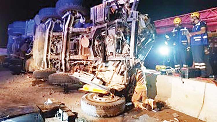 അ​മി​റാ​ത്ത്​-​ബോ​ഷ​ർ റോ​ഡി​ൽ ട്ര​ക്ക്​  മ​റി​ഞ്ഞ്​ ഒ​രാ​ൾ മ​രി​ച്ചു