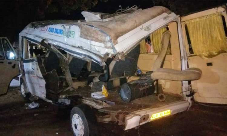 ആലപ്പുഴയിൽ കെ.എസ്​.ആർ.ടി.സിയും ടെ​േമ്പാ ട്രാവലറും കൂട്ടിയിടിച്ച്​ പ്രതിശ്രുത വരനടക്കം മൂന്ന്​ മരണം