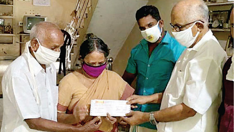പതിവു മുടക്കാതെ ദുരിതാശ്വാസ നിധിയിലേക്ക് സംഭാവന നല്‍കി ദമ്പതികള്‍