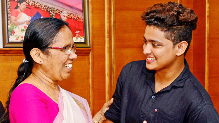 ആദം ഹാരിക്ക് ഇനി ഉയരങ്ങളില്‍ പറക്കാം; രാ​ജ്യ​ത്തെ ആ​ദ്യ ട്രാ​ന്‍സ്‌​മെ​ന്‍ പൈ​ല​റ്റാ​കാ​ന്‍ സഹായവുമായി സർക്കാർ