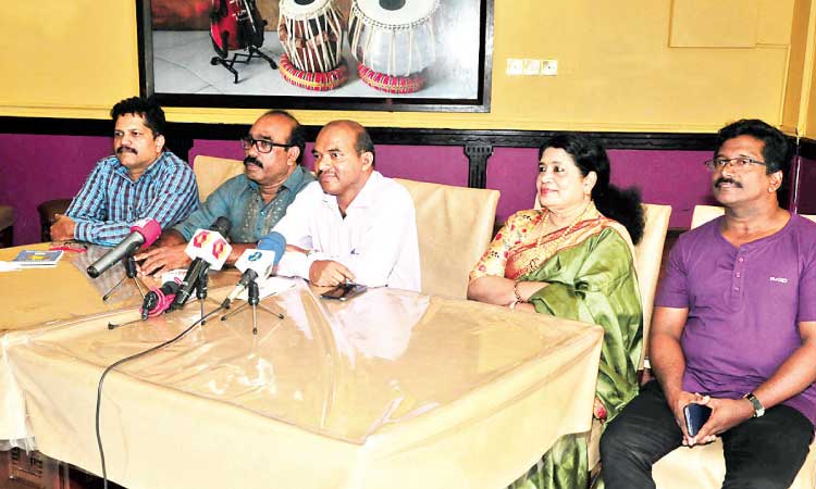 അ​ഷ്​​റ​ഫ്​ താ​മ​ര​ശ്ശേ​രി​ക്കും കെ.​പി. സു​ധീ​ര​ക്കും ആ​ദ​രം