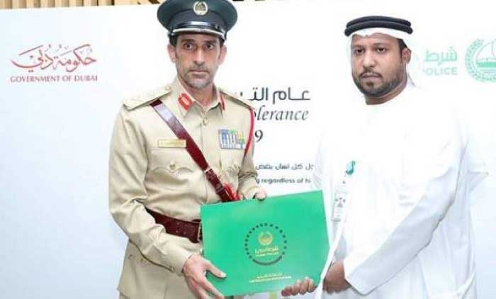 മ​ദ്യ മാ​ഫി​യ​യു​ടെ കൈ​ക്കൂ​ലി നി​ഷേ​ധി​ച്ച പൊ​ലീ​സ്​ ഒാ​ഫീ​സ​ർ​ക്ക്​ ആ​ദ​രം