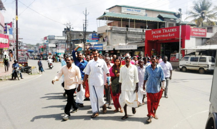 ആദിവാസികളുടെ അകമ്പടിയോടെ പത്രിക സമര്‍പ്പണം