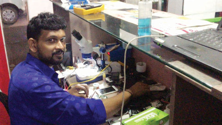 പ്രവാസലോകം ‘കൈപിടിച്ച്​ എഴുന്നേൽപ്പിച്ച’ അഫ്​സൽ  ഇനി നാട്ടിലെ തൊഴിലിടത്തിൽ