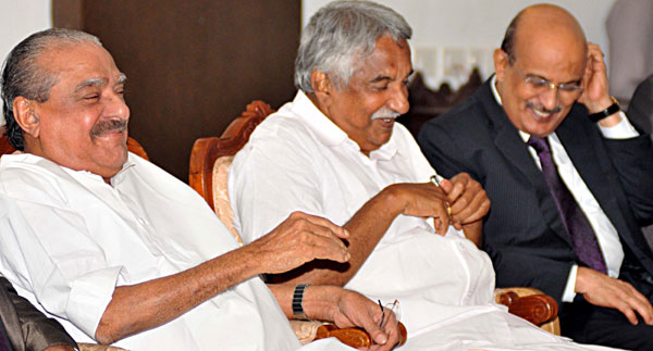 എ.ജിക്കും അഭിഭാഷകര്‍ക്കും മുഖ്യമന്ത്രിയുടെ തട്ടും തലോടലും