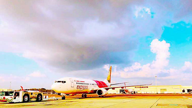 വ​ന്ദേ​ഭാ​ര​ത്​: ഒ​മ്പ​ത്​ വി​മാ​ന​ങ്ങ​ളു​ടെ ടി​ക്ക​റ്റ്​  15 മി​നി​റ്റി​നു​ള്ളി​ൽ തീ​ർ​ന്നു