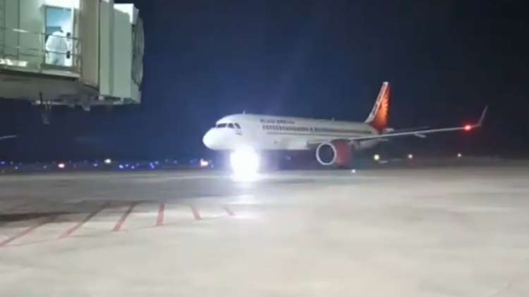 റിയാദിൽനിന്നുള്ള വിമാനം കരിപ്പൂരിലെത്തി -VIDEO