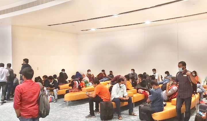 പ്ര​വേ​ശ​ന​ വി​ല​ക്ക്​ : നൂ​റി​ല​ധി​കം മ​ല​യാ​ളി​ക​ൾ മ​സ്​​ക​ത്ത്​ വി​മാ​ന​ത്താ​വ​ള​ത്തി​ൽ കു​ടു​ങ്ങി