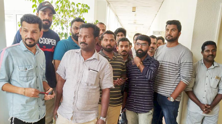 എ​യ​ർ ഇ​ന്ത്യ എ​ക്​​സ്​​പ്ര​സ്​ കോ​ഴി​ക്കോ​ട്​ വി​മാ​നം പു​റ​പ്പെ​ട്ട​ത്​ ദി​വ​സം വൈ​കി