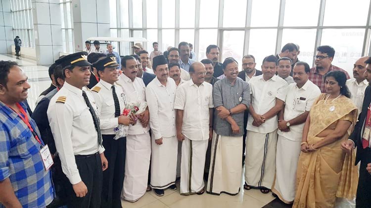 കാത്തിരിപ്പ് അവസാനിച്ചു; എയർ ഇന്ത്യ ജിദ്ദ–കരിപ്പൂർ വിമാന സർവിസ് പുനരാരംഭിച്ചു കാത്തിരിപ്പ് അവസാനിച്ചു; എയർ ഇന്ത്യ ജിദ്ദ–കരിപ്പൂർ വിമാന സർവിസ് പുനരാരംഭിച്ചു