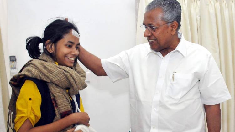 ഐഷി ഘോഷ്​ മുഖ്യമന്ത്രിയെ കണ്ടു;  ‘ഹല്ലാ ബോൽ’ സമ്മാനിച്ച്​ പിണറായി