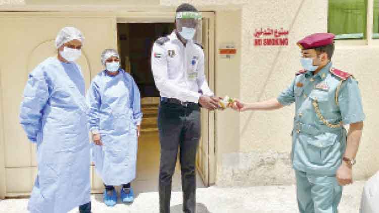 കോ​വി​ഡ്​ ബാ​ധി​ത​ര്‍ക്ക് സ്നേ​ഹ സ​മ്മാ​ന​വു​മാ​യി അ​ജ്മാ​ന്‍ പൊ​ലീ​സ്