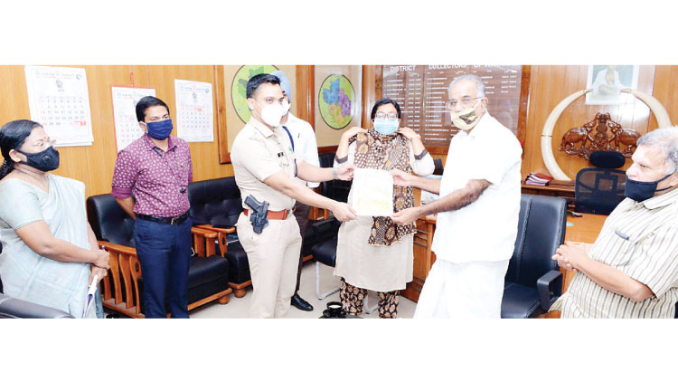 അയല്‍ സംസ്ഥാന വാഹനങ്ങൾക്ക്​  പൊലീസ് സ്​റ്റിക്കര്‍ 