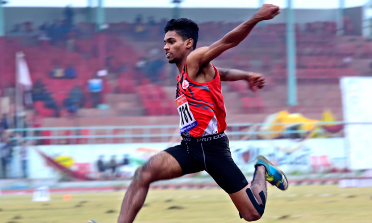 ദേ​ശീ​യ സീ​നി​യ​ർ സ്കൂ​ൾ കാ​യി​ക​മേ​ള​യി​ൽ കേ​ര​ള​ത്തി​െൻറ ആ​കാ​ശ് എം. ​വ​ർ​ഗീ​സി​ന് സ്വ​ർ​ണം