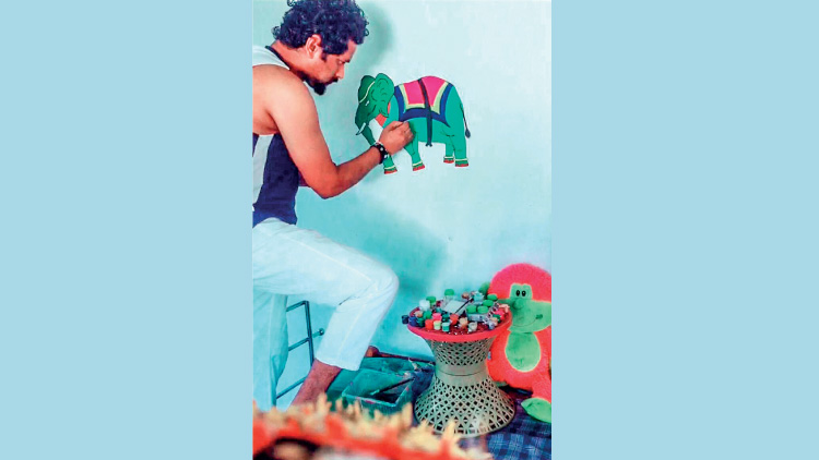 ക്വാ​റ​ൻ​റീ​നി​ൽ ഉ​റ​ങ്ങി​ത്തീ​ർ​ക്കു​ന്ന​വ​ർ​ക്ക് അ​ഖി​ലി​നെ മാ​തൃ​ക​യാ​ക്കാം