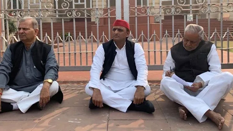 ഉന്നാവ് പെൺകുട്ടിയുടെ മരണം: നിയമസഭക്ക് പുറത്ത് പ്രതിഷേധവുമായി അഖിലേഷ്