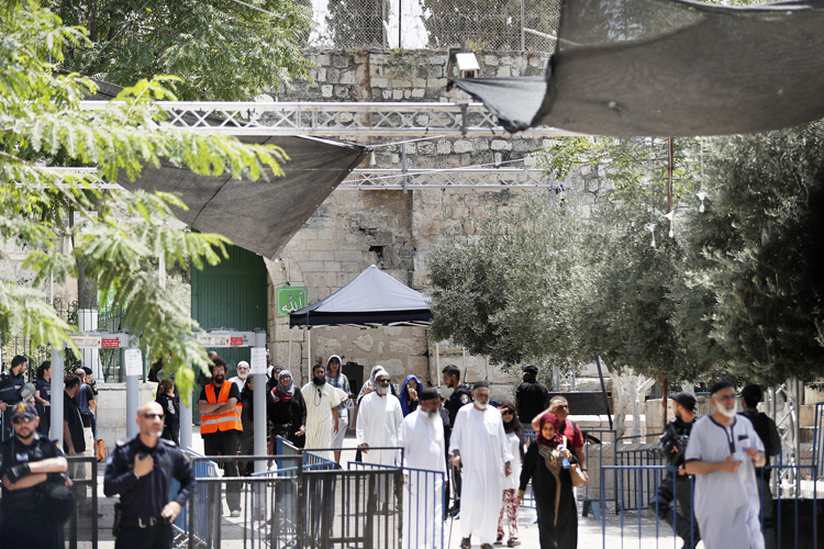 മ​സ്​​ജി​ദു​ൽ അ​ഖ്​​സ ക​വാ​ട​ത്തി​ൽ  സു​ര​ക്ഷ കാ​മ​റ​ക​ളു​മാ​യി ഇ​സ്രാ​യേ​ൽ