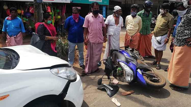 പെരുമ്പിലാവിൽ വാഹനാപകടം; സ്കൂട്ടർ യാത്രികരായ വീട്ടമ്മക്കും മകൾക്കും പരിക്ക് 