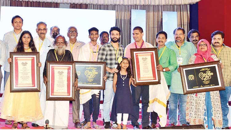 മൂന്നു​ പ്രതിഭകൾക്ക്​ സ്​നേഹത്തണലായി അക്ഷരവീടുകൾ