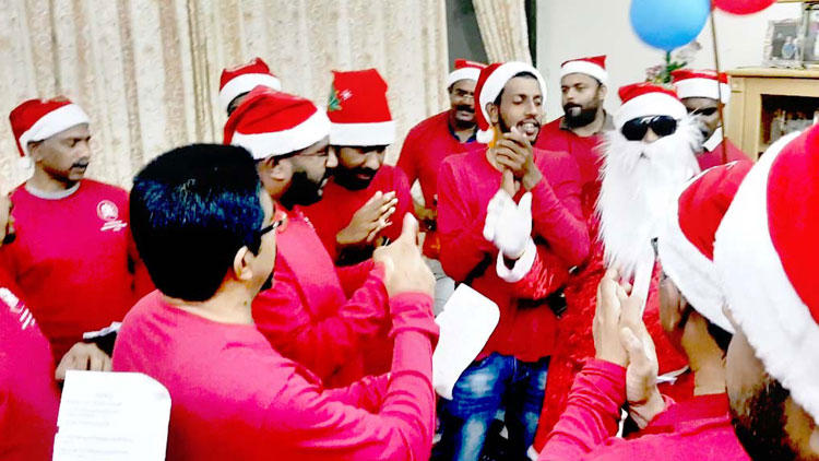 അ​ൽ​െ​എ​നി​ൽ ആ​ശം​സ ഗാ​ന​ങ്ങ​ൾ മീ​ട്ടി ക​രോ​ൾ സം​ഘ​ങ്ങ​ൾ സ​ജീ​വം