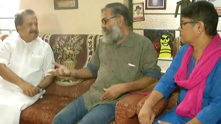 തെളിവു​ണ്ടെങ്കിൽ മുഖ്യമന്ത്രി പുറത്തുവിട​ട്ടെ; അല​െൻറയും ത്വാഹയുടെയും വീട്ടിലെത്തി ചെന്നിത്തല