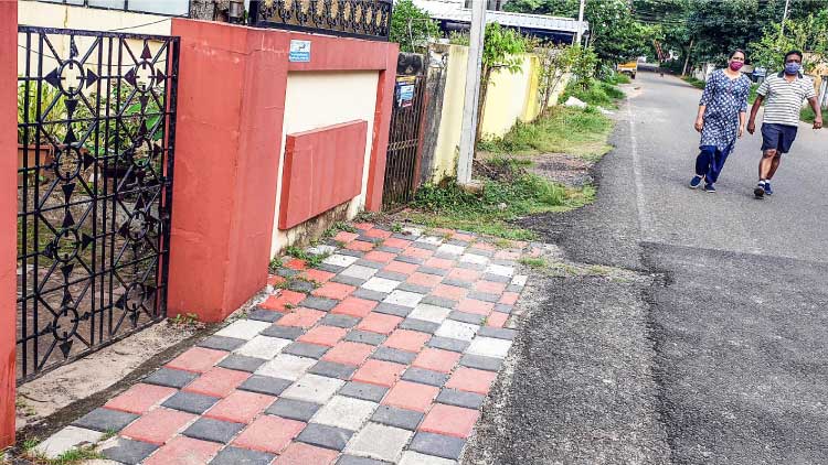 കൺമുന്നിൽ കണ്ണിടറില്ല; കാലിടറും  ക​ല​ക്​​ട​റു​ടെ വീ​ടി​ന്​ മു​ന്നി​ൽ മാ​ത്രം 