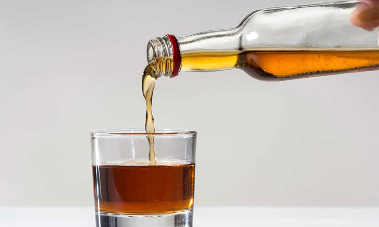 മദ്യം നിർമിച്ചു കഴിച്ചു; മൂന്ന് പേർ ഗുരുതരാവസ്ഥയിൽ