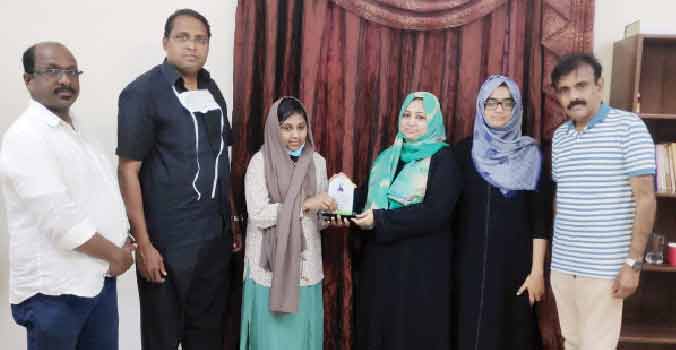 മോ​ളി മു​ഹ​മ്മ​ദ് അ​ലി​ക്ക് മ​ക്ക ഒ.​ഐ.​സി.​സി യാ​ത്ര​യ​യ​പ്പ് ന​ൽ​കി