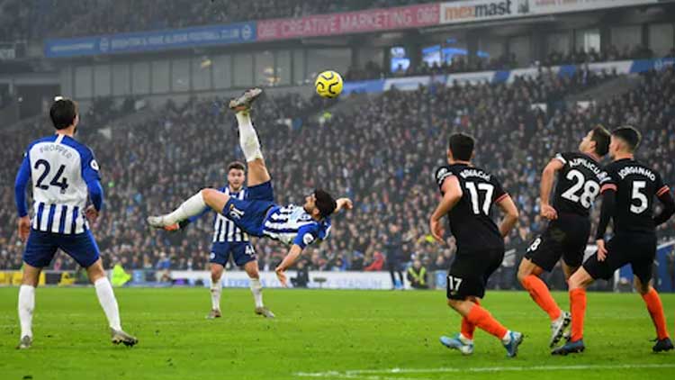 ക​ണ്ണ​ഞ്ചി​പ്പി​ക്കും കാ​ഴ്​​ച​യായി അ​ലി​റി​സയുടെ  ബൈ​സി​ക്കി​ൾ കി​ക്ക്​ ഗോൾ