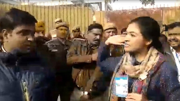 alka-lamba-tries-to-slap