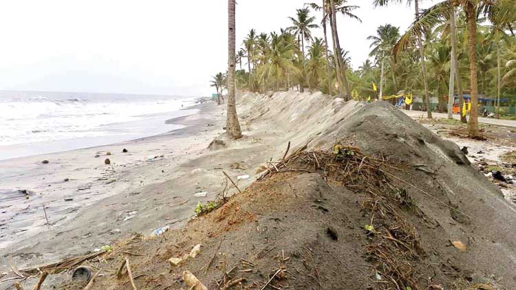 സ്വയരക്ഷക്ക്​ നാട്ടുകാരുടെ മണൽഭിത്തി