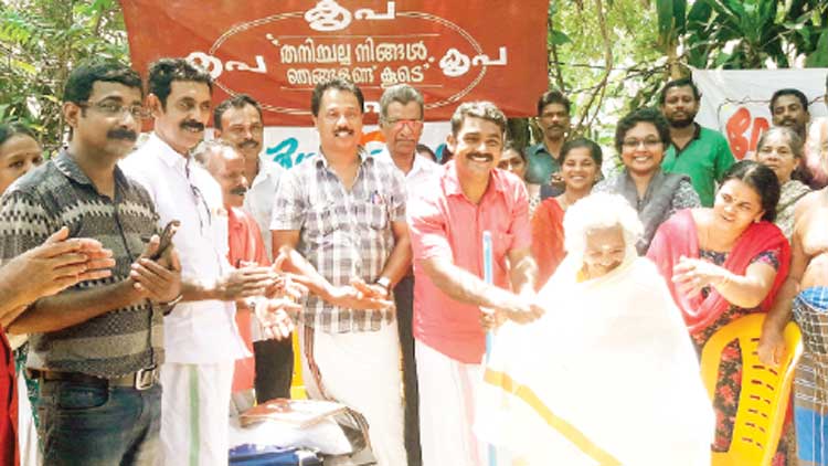 മാ​തൃ​ദി​നം: മു​ത്ത​ശ്ശി​മാ​രെ  വീ​ടു​ക​ളി​ലെ​ത്തി ആ​ദ​രി​ച്ചു