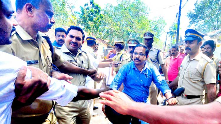 സ്ഥാനാർഥിക്കായി വോട്ട്​ ചോദിച്ച തെരഞ്ഞെടുപ്പ്​ ഉദ്യോഗസ്ഥനെ ഒഴിവാക്കി