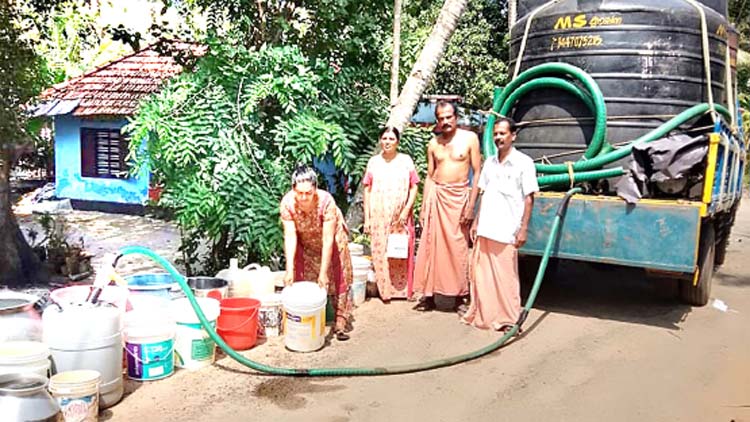 കുടിവെള്ളക്ഷാമം രൂക്ഷം; ലോറികളിലെ വിതരണം ആശ്വാസമായി