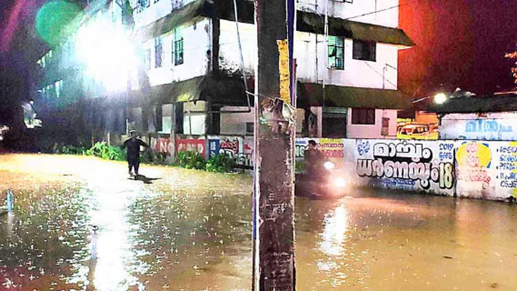 മഴയിൽ മുങ്ങി കായംകുളം നഗരം