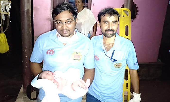 വീട്ടിലെ പ്രസവത്തിന് പരിചരണവുമായി 108 ആംബുലൻസ്