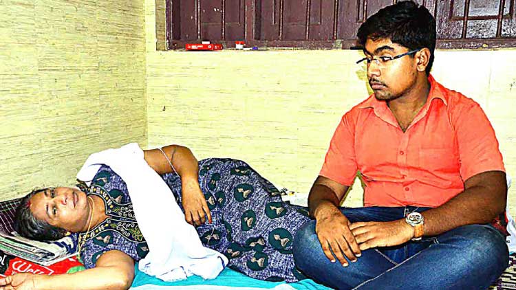 ക്വട്ടേഷൻ സംഘം അമ്മയെയും  മകനെയും വീടുകയറി ആക്രമിച്ചു