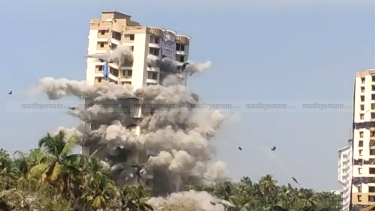 പൊളിഞ്ഞുവീണത് 12 സെക്കൻഡിനുള്ളിൽ