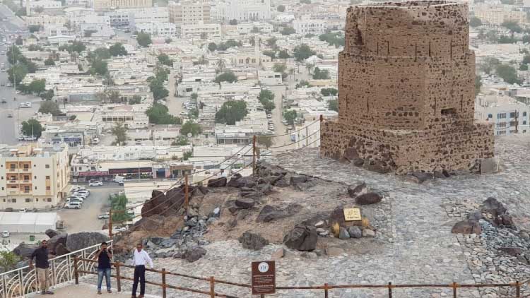 സ​ഞ്ചാ​രി​ക​ളേ പോ​രൂ, അ​ൽ റാ​ബി ഗോ​പു​ര​ത്തി​െ​ൻ​റ മേ​ലാ​പ്പി​ലേ​ക്ക്​