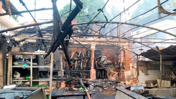 അമ്പലംമുക്കിൽ വൻ തീപിടിത്തം; കടകൾ കത്തിനശിച്ചു