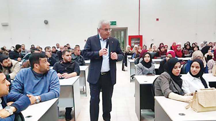 ഫ​ല​സ്തീ​ന്‍ അ​ധ്യാ​പ​ക​രു​മാ​യി അം​ബാ​സ​ഡ​റു​​ടെ കൂ​ടി​ക്കാ​ഴ്​​ച