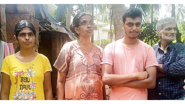 അടച്ചുറപ്പുള്ള വീടില്ല; സ്വത്തുണ്ടായിട്ടും ഉറക്കമില്ലാതെ അംബിക