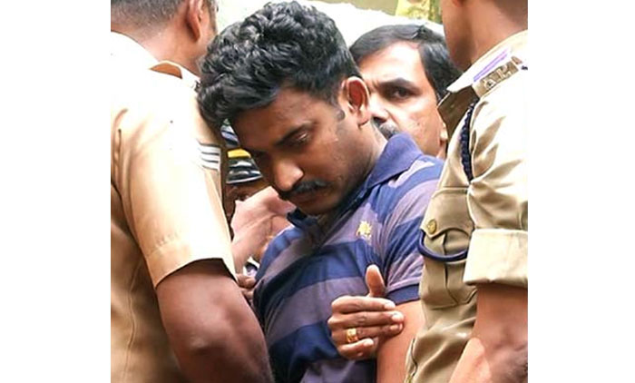 തെളിവെടുപ്പിനിടെ അഖിലിന് നേരെ കല്ലേറും അസഭ്യവർഷവും